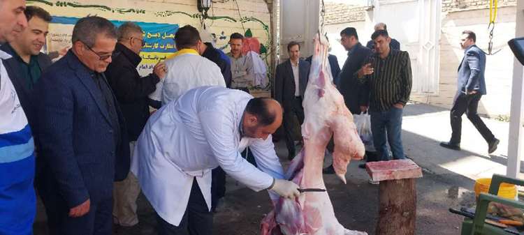 حضور خلیل زاده مدیرکل دامپزشکی استان آذربایجان غربی و بازرسان گوشت شبکه دامپزشکی ارومیه در محل قربانگاه کمیته امداد امام خمینی (ره ) 