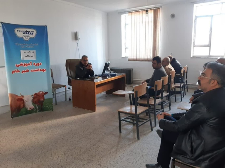 کلاس آموزش‌های چهره به چهره شبکه دامپزشکی درروستای یورقون‌آباد با محوریت تب برفکی و بهداشت شیر